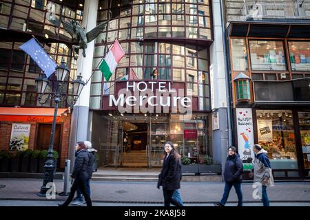 Photo d'un panneau Mercure Hotel sur leur hôtel principal à Budapest, Hongrie. Mercure est une marque d'hôtels de taille moyenne appartenant à des hôtels 3 à 4 étoiles Banque D'Images