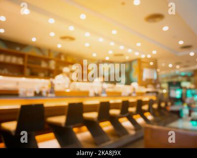 café restaurant de style japonais et intérieur de bar à sushis avec chef et clients flou de fond Banque D'Images