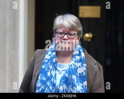 Londres, Royaume-Uni. 1st novembre 2022. Le secrétaire d'État à l'Environnement, à l'alimentation et aux Affaires rurales, Thérèse Coffey, quitte la rue Downing no 10 après la réunion hebdomadaire du Cabinet. Credit: Uwe Deffner/Alay Live News Banque D'Images