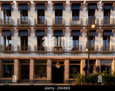 Façade principale de la rue. Circulo Mexicana, Mexico, Mexique. Architecte: Ambrosi Etchegaray, 2019. Banque D'Images