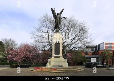 Les jardins War Memorial, Lichfield Street, Burton upon Trent Town, Staffordshire, Angleterre ; Royaume-Uni Banque D'Images