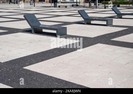 Place Wroclaw bordée d'éléments en béton et de bancs. Banque D'Images