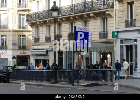 Paris, France. 30 octobre. 2022. Parking souterrain payant dans la ville, pour voiture et moto. Entrée à un parking Indigo. Banque D'Images