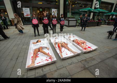 Londres, Angleterre, Royaume-Uni. 1st novembre 2022. Les activistes PETA posent comme de la viande dans des plateaux à l'extérieur du supermarché Whole Foods à Piccadilly Circus le jour de la Journée mondiale de Vegan. (Image de crédit : © Tayfun Salci/ZUMA Press Wire) Banque D'Images