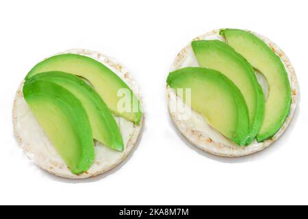 Sandwichs au gâteau de riz avec avocat frais et fromage à la crème - isolé sur blanc. Petit déjeuner facile. Alimentation. Sandwichs rapides et sains. Croustillant et garniture savoureuse. Collation diététique saine - isolement Banque D'Images