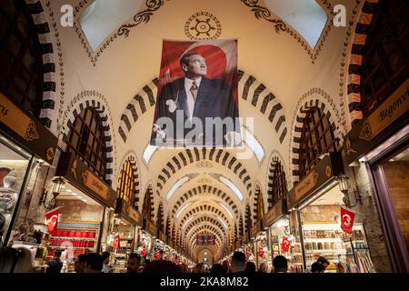 Photo d'un drapeau avec le portrait de Mustafa Kemal Ataturk dans le bazar égyptien d'Istanbul, Turquie. Mustafa Kemal Atatürk ou Mustafa Kemal Pasha Banque D'Images