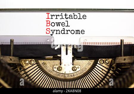 Symbole du syndrome du côlon irritable IBS. Mots de concept IBS syndrome du côlon irritable tapé sur une vieille machine à écrire rétro. Arrière-plan blanc. Médical et IBS irrit Banque D'Images