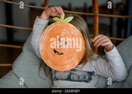 Enfants faisant des décorations d'Halloween papier coloré Banque D'Images