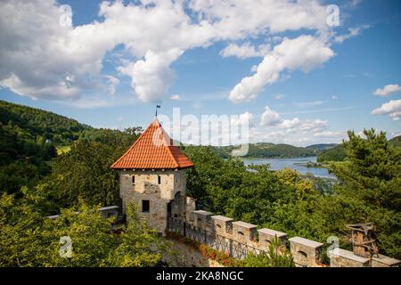 Château médiéval de Tropsztyn par une journée ensoleillée à Wytrzyszczka, en Pologne. Jour ensoleillé Banque D'Images