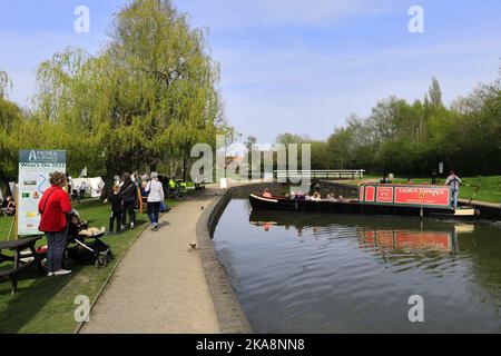 Excursion en bateau à Narrowboat sur le canal Ashby, musée et parc national de Moira Furnace, village de Moira, Leicestershire, Angleterre ; le four de Moira au Royaume-Uni est un début de 19th °C. Banque D'Images