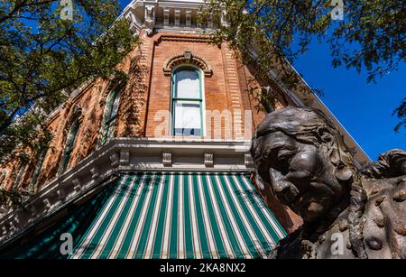 Gros plan de la sculpture amérindienne sur main Street Rapid City, Dakota du Sud, États-Unis Banque D'Images