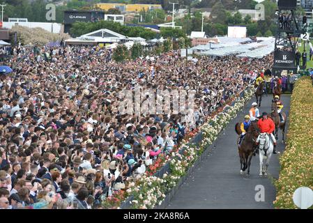 Melbourne, Australie. 01st novembre 2022. Des jockeys et des gens participent pendant 2nd jours du Melbourne Cup Carnival 2022 au Flemington Racing Club Victoria Derby Day à Melbourne. (Photo de Rana Sajid Hussain/Pacific Press) Credit: Pacific Press Media production Corp./Alay Live News Banque D'Images