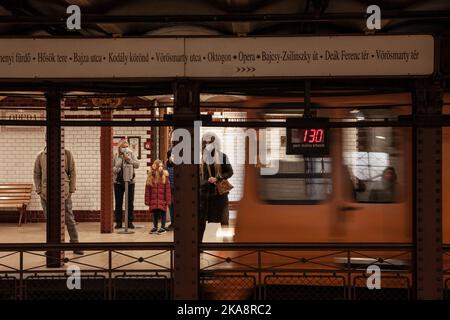 Photo des personnes en attente d'un métro à Budapest, sur la ligne 1, portant un masque. Le métro de Budapest (Hongrois: Budapesti metró) est le transi rapide Banque D'Images