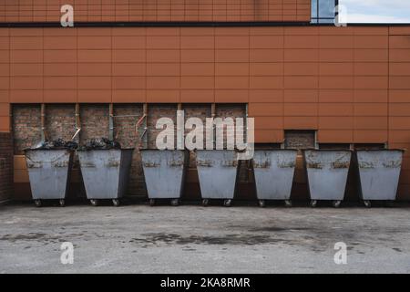 Beaucoup de vieilles poubelles rouillées debout dans une rangée Banque D'Images