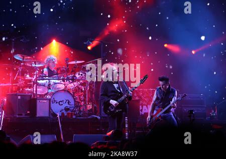 Bologne, Italie. 31st octobre 2022. Groupe britannique The Cure avec l'homme de front Robert Smith lors de leur performance à Unipol Arena à Casalecchio (Bologne), Italie, 31 octobre 2022 crédit: Agence de photo indépendante/Alamy Live News Banque D'Images