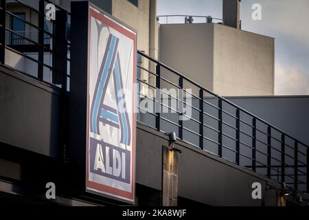 Photo du panneau Aldi Nord sur l'un de leurs magasins de Bordeaux, France. Aldi, ou Albrecht Diskont, est une marque de deux chaînes de supermarchés discount Wit Banque D'Images