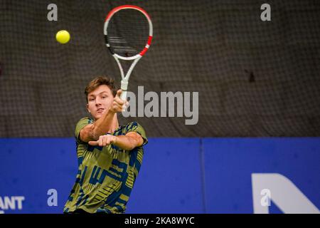 OSS, PAYS-BAS - NOVEMBRE 1 : Niels Vink, des pays-Bas, joue un rôle de prémain dans le double match de ses hommes avec Sam Schroder, des pays-Bas, contre Heath Davidson, de l'Australie, et Robert Shaw, du Canada, au cours du jour 3 des Masters de tennis en fauteuil roulant de 2022 de l'ITF au Sportcentrum de Rusheuvel sur 1 novembre 2022, à OSS, aux pays-Bas (Photo de Rene Nijhuis/Orange Pictures) Banque D'Images