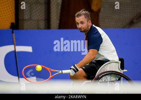 OSS, PAYS-BAS - NOVEMBRE 1 : Sam Schroder des pays-Bas joue un revers dans son double match avec Niels Vink des pays-Bas contre Heath Davidson de l'Australie et Robert Shaw du Canada au cours du jour 3 des Masters de tennis en fauteuil roulant 2022 de l'ITF au Sportcentrum de Rusheuvel sur 1 novembre 2022 à OSS, pays-Bas (Photo de Rene Nijhuis/Orange Pictures) Banque D'Images