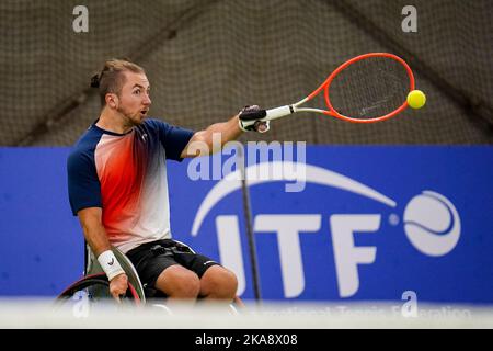 OSS, PAYS-BAS - NOVEMBRE 1 : Sam Schroder, des pays-Bas, joue un rôle de prémain dans son double match avec Niels Vink, des pays-Bas, contre Heath Davidson, de l'Australie, et Robert Shaw, du Canada, au cours du jour 3 des Masters de tennis en fauteuil roulant de l'ITF 2022 au Sportcentrum de Rusheuvel sur 1 novembre 2022, à OSS, aux pays-Bas (Photo de Rene Nijhuis/Orange Pictures) Banque D'Images