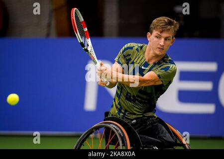 OSS, PAYS-BAS - NOVEMBRE 1 : Niels Vink des pays-Bas joue un revers dans son double match avec Sam Schroder des pays-Bas contre Heath Davidson de l'Australie et Robert Shaw du Canada au cours du jour 3 des Masters de tennis en fauteuil roulant 2022 de l'ITF au Sportcentrum de Rusheuvel sur 1 novembre 2022 à OSS, pays-Bas (Photo de Rene Nijhuis/Orange Pictures) Banque D'Images