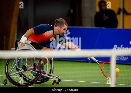 OSS, PAYS-BAS - NOVEMBRE 1 : Sam Schroder, des pays-Bas, joue un rôle de prémain dans son double match avec Niels Vink, des pays-Bas, contre Heath Davidson, de l'Australie, et Robert Shaw, du Canada, au cours du jour 3 des Masters de tennis en fauteuil roulant de l'ITF 2022 au Sportcentrum de Rusheuvel sur 1 novembre 2022, à OSS, aux pays-Bas (Photo de Rene Nijhuis/Orange Pictures) Banque D'Images