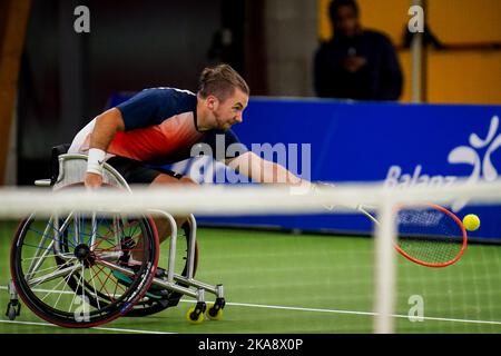 OSS, PAYS-BAS - NOVEMBRE 1 : Sam Schroder, des pays-Bas, joue un rôle de prémain dans son double match avec Niels Vink, des pays-Bas, contre Heath Davidson, de l'Australie, et Robert Shaw, du Canada, au cours du jour 3 des Masters de tennis en fauteuil roulant de l'ITF 2022 au Sportcentrum de Rusheuvel sur 1 novembre 2022, à OSS, aux pays-Bas (Photo de Rene Nijhuis/Orange Pictures) Banque D'Images