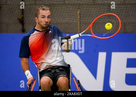 OSS, PAYS-BAS - NOVEMBRE 1 : Sam Schroder, des pays-Bas, joue un rôle de prémain dans son double match avec Niels Vink, des pays-Bas, contre Heath Davidson, de l'Australie, et Robert Shaw, du Canada, au cours du jour 3 des Masters de tennis en fauteuil roulant de l'ITF 2022 au Sportcentrum de Rusheuvel sur 1 novembre 2022, à OSS, aux pays-Bas (Photo de Rene Nijhuis/Orange Pictures) Banque D'Images