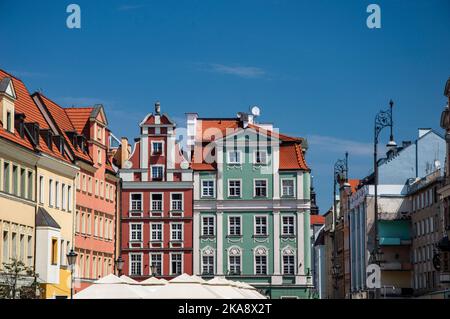 Maisons historiques dans la vieille ville de Wroclaw par une journée ensoleillée. Banque D'Images