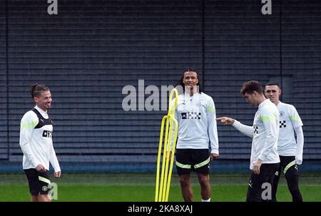 Kalvin Phillips, Nathan ake, John Stones et Phil Foden (gauche-droite) de Manchester City lors d'une session d'entraînement à la City football Academy de Manchester. Date de la photo: Mardi 1 novembre 2022. Banque D'Images