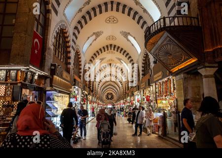 Photo d'une foule dans le bazar égyptien d'Istanbul, Turquie. Le marché aux épices d'Istanbul, en Turquie, est l'un des plus grands bazars de la ville. Situé Banque D'Images