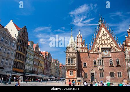 Maisons historiques dans la vieille ville de Wroclaw par une journée ensoleillée. Banque D'Images