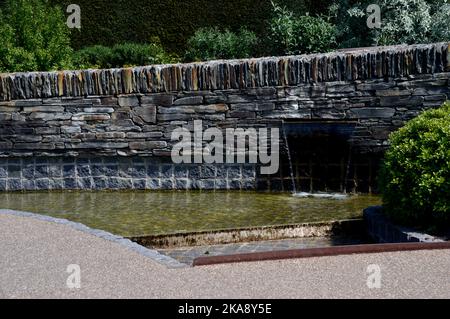 L'eau traverse le Cool Garden à RHS Garden Rosemoor, Torrington, North Devon, Angleterre, Royaume-Uni Banque D'Images