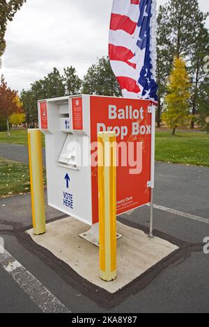 Octobre 2022. Boîte de dépôt des bulletins de vote dans laquelle les électeurs de l'Oregon peuvent déposer leurs bulletins de vote signés qu'ils ont reçus par la poste. L'Oregon vote complètement par courrier. Celui-ci se trouve dans le comté de Deschutes, à Bend, en Oregon, dans une école élémentaire locale. Banque D'Images