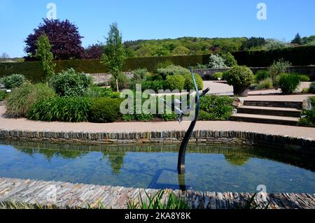 The Diving 'Water Girl' Bronze Sculpture in the Pond in the Cool Garden at RHS Garden Rosemoor, Torrington, North Devon, Angleterre, Royaume-Uni Banque D'Images