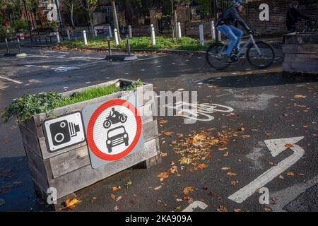 Barrières de planteurs et de bancs formant un LTN (Low Traffic Neighborhood), une fermeture de route par le Conseil de Southwark empêchant les automobilistes d'accéder à la jonction de Carlton Avenue et Dulwich Village. Les restrictions empêchent également la circulation de passer aux heures de pointe du matin et de l'après-midi dans le quartier de Southwark, le 1st novembre 2022, à Londres, en Angleterre. Banque D'Images