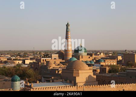 Islam Khoja Minaret de Kunya Ark Palace terrasse sur le toit au coucher du soleil, Ichan Kala (forteresse intérieure), Khiva, province de Khorezm, Ouzbékistan, Asie centrale Banque D'Images