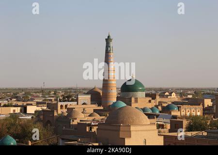 Islam Khoja Minaret de Kunya Ark Palace terrasse sur le toit au coucher du soleil, Ichan Kala (forteresse intérieure), Khiva, province de Khorezm, Ouzbékistan, Asie centrale Banque D'Images