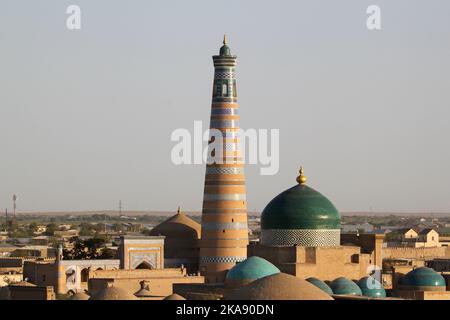 Islam Khoja Minaret de Kunya Ark Palace terrasse sur le toit au coucher du soleil, Ichan Kala (forteresse intérieure), Khiva, province de Khorezm, Ouzbékistan, Asie centrale Banque D'Images