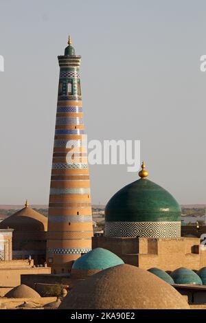 Islam Khoja Minaret de Kunya Ark Palace terrasse sur le toit au coucher du soleil, Ichan Kala (forteresse intérieure), Khiva, province de Khorezm, Ouzbékistan, Asie centrale Banque D'Images