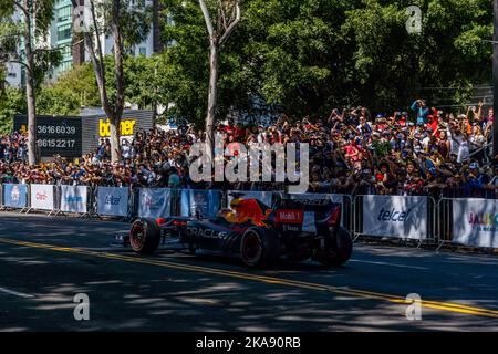 GUADALAJARA, MEXIQUE - OCTOBRE 25 2022: Showrun Checo Perez, Formule 1 taureau rouge monoplace rb7 Banque D'Images