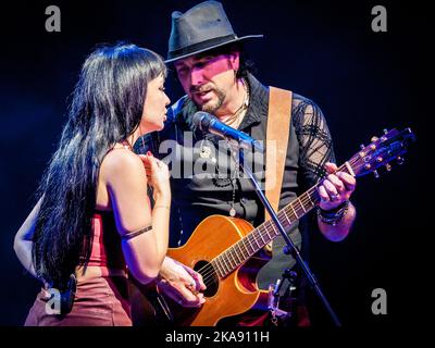 Grace Bond sur chant, Aaron Bond sur guitare et chant Banque D'Images