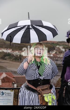 Les gens s'habillés au Whitby Goth Weekend Banque D'Images