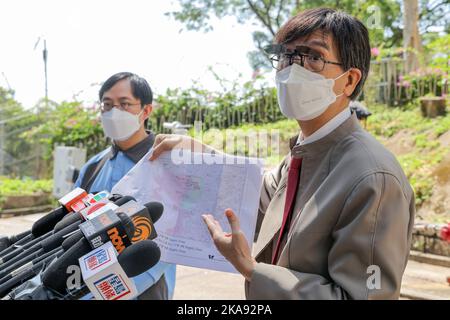 (À gauche) le Dr Albert au Ka-WiNG, médecin et médecin-hygiéniste principal de la branche des maladies transmissibles du Centre de protection de la santé et le professeur Yuen Kwok-yung, de l'Université de Hong Kong, rencontrent les médias après avoir visité le réservoir de service primaire d'eau douce de Butterfly Valley pour inspecter l'environnement. 25OCT22 SCMP / Jelly TSE Banque D'Images