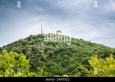 Photo du Vrsacki Breg vu de loin avec le château de vrsacka kula et vrsacki zamak. Les montagnes de Vrsac, également connues sous le nom de colline de Vršac, sont situées Banque D'Images