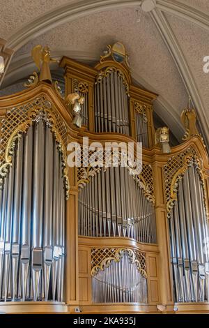 Finlande, Kotka - 18 juillet 2022 : Église paroissiale de Kotka-Kymin ou Seurakuntayhtymä. Gros plan de l'orgue d'or-argent partie centrale décorée avec des anges et Banque D'Images