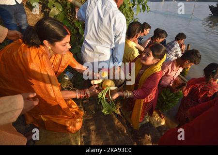 Kolkata, Inde. 30th octobre 2022. Les dévotés hindous prient sur la rive du Gange ou la rivière Hooghly comme un rituel védique pendant les offrandes du soir au Dieu du Soleil du festival annuel de Chhath de plusieurs jours, le 30 octobre 2022, à Kolkata, en Inde. (Credit image: © Biswarup Ganguly/eyepix via ZUMA Press Wire) Banque D'Images