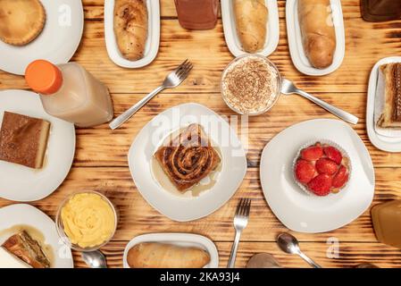 Desserts typiquement vénézuéliens et latins, golfeados, crèmes, quesillos, morceaux farcis et tartelette aux fraises Banque D'Images