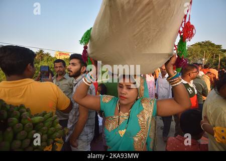 Kolkata, Inde. 30th octobre 2022. Les dévotés hindous prient sur la rive du Gange ou la rivière Hooghly comme un rituel védique pendant les offrandes du soir au Dieu du Soleil du festival annuel de Chhath de plusieurs jours, le 30 octobre 2022, à Kolkata, en Inde. (Credit image: © Biswarup Ganguly/eyepix via ZUMA Press Wire) Banque D'Images