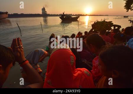 Kolkata, Inde. 30th octobre 2022. Les dévotés hindous prient sur la rive du Gange ou la rivière Hooghly comme un rituel védique pendant les offrandes du soir au Dieu du Soleil du festival annuel de Chhath de plusieurs jours, le 30 octobre 2022, à Kolkata, en Inde. (Credit image: © Biswarup Ganguly/eyepix via ZUMA Press Wire) Banque D'Images