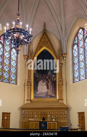 Finlande, Kotka - 18 juillet 2022 : Église paroissiale de Kotka-Kymin ou Seurakuntayhtymä. Autel et retable, par l'artiste Pekka Halonen, est appelé Tietäjien kuma Banque D'Images